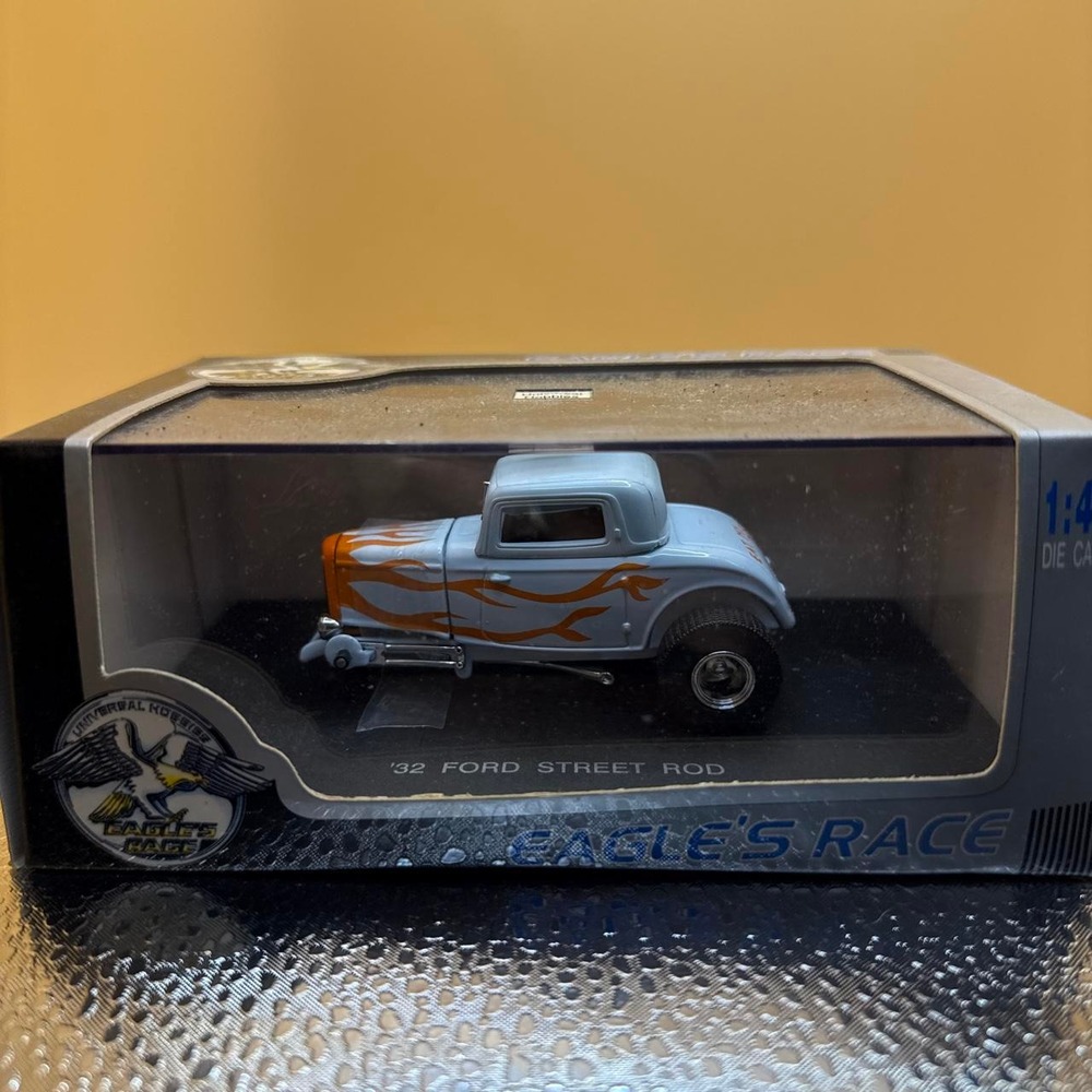 Eagles Race 1:43 32 Ford Street Rod Diecast Model Car Universal Hobbies Silver